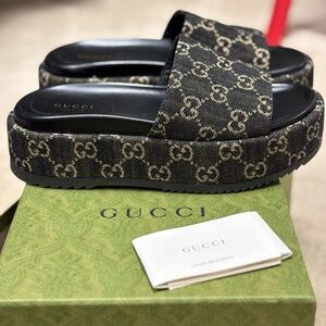 Gucci GG monogram ‘Angelique’ black/ivory denim platform slide